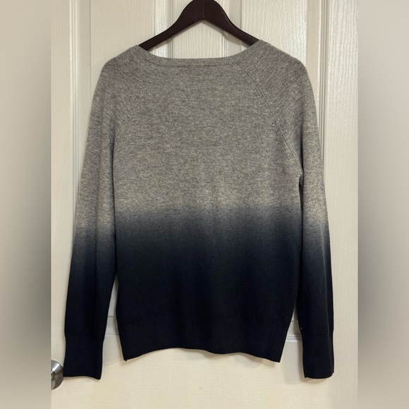 Amicale 100% Cashmere Sweater Ombre Gradient Gray Black V-Neck Size L - Picture 4 of 6